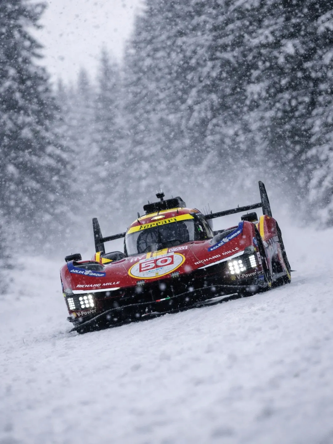 充满圣诞氛围的WEC赛事 