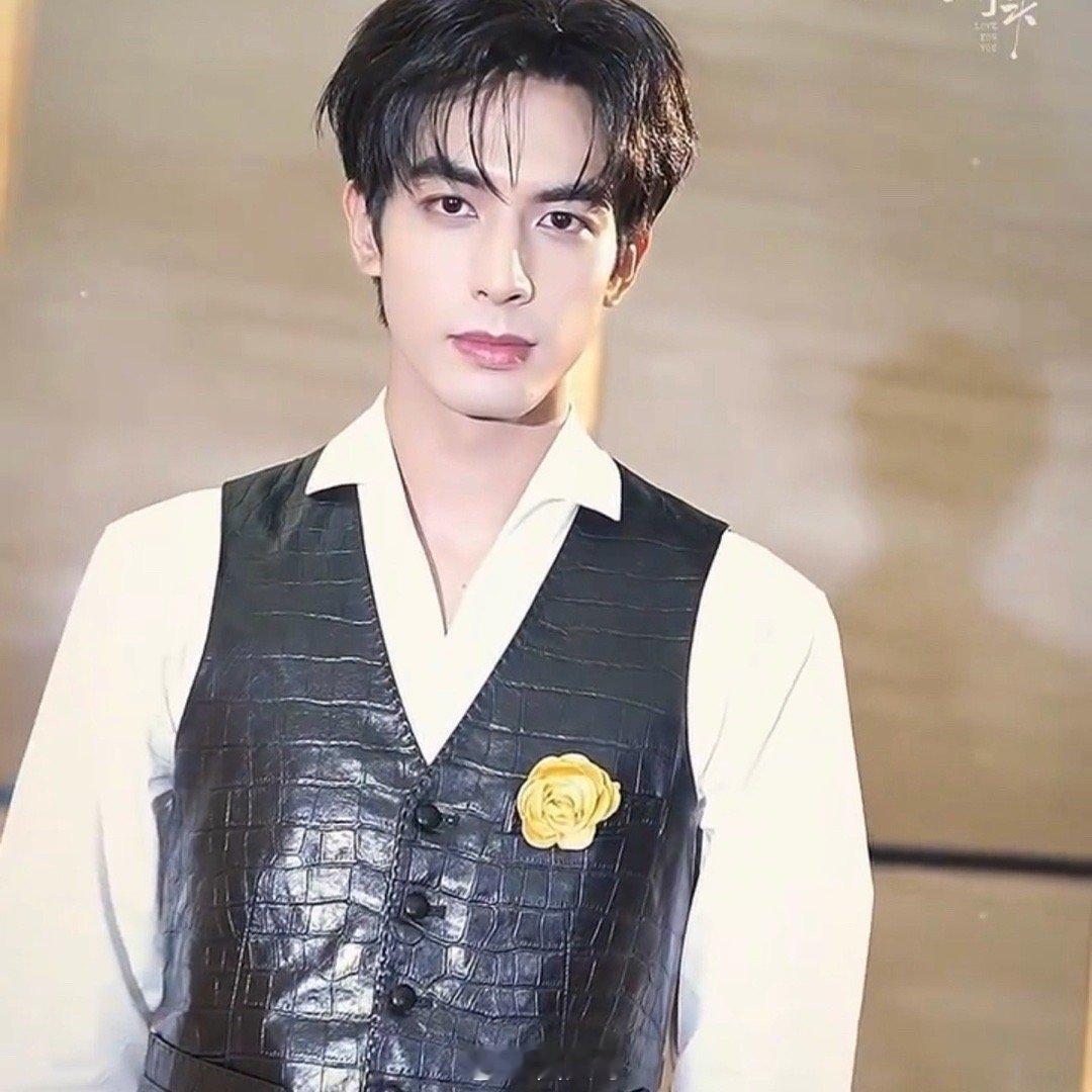 张婧仪给宋威龙戴胸花隔着屏幕都能感受到般配度啊，张婧仪给宋威龙戴胸花，俊男美女搂