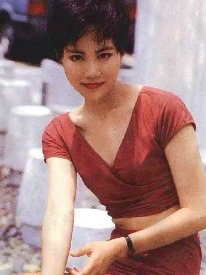 20年前的王菲居然这么时尚，不得不说她真的好会穿 ​