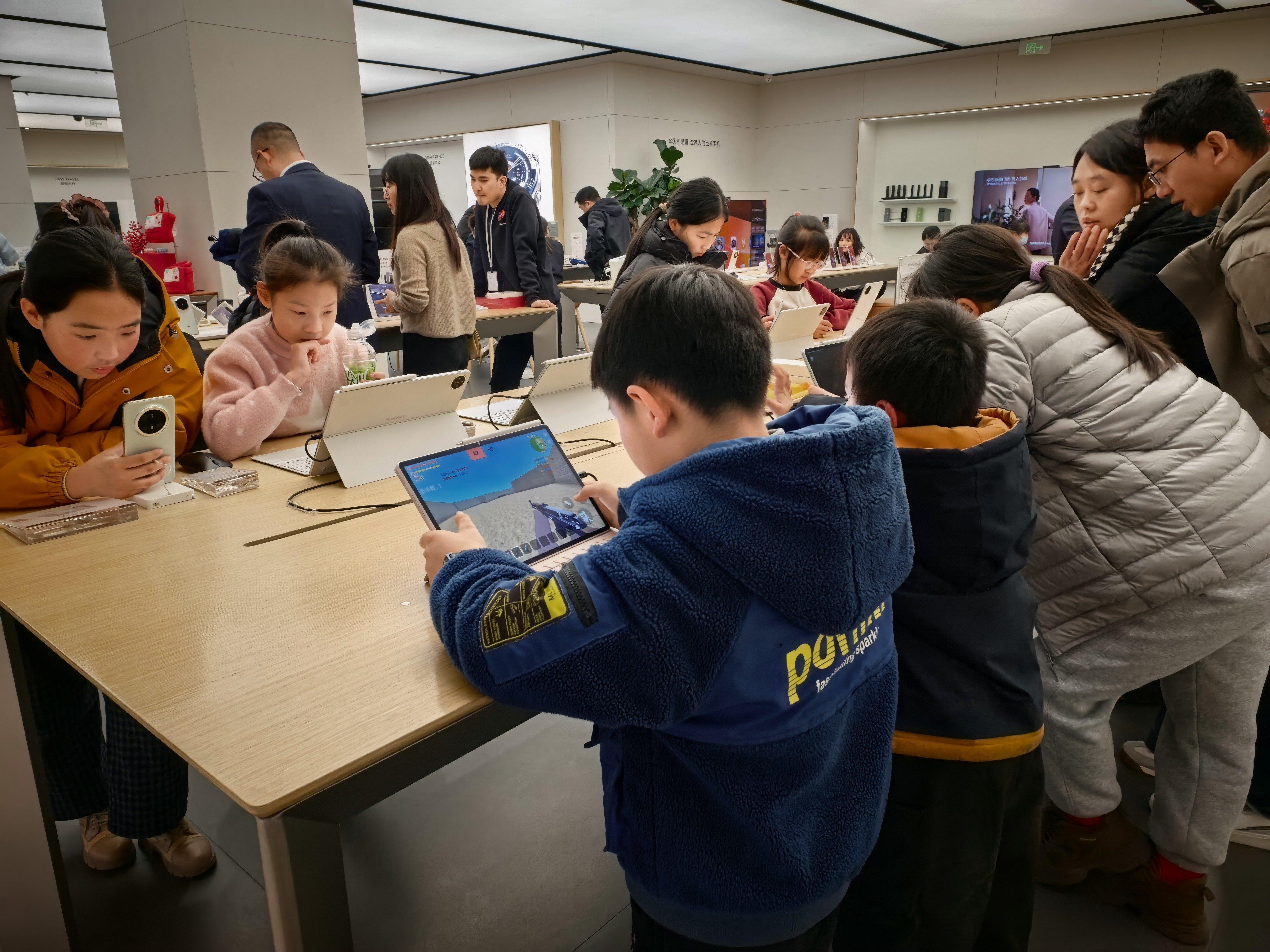 这些孩子们为了学习，一到商场就往手机店冲