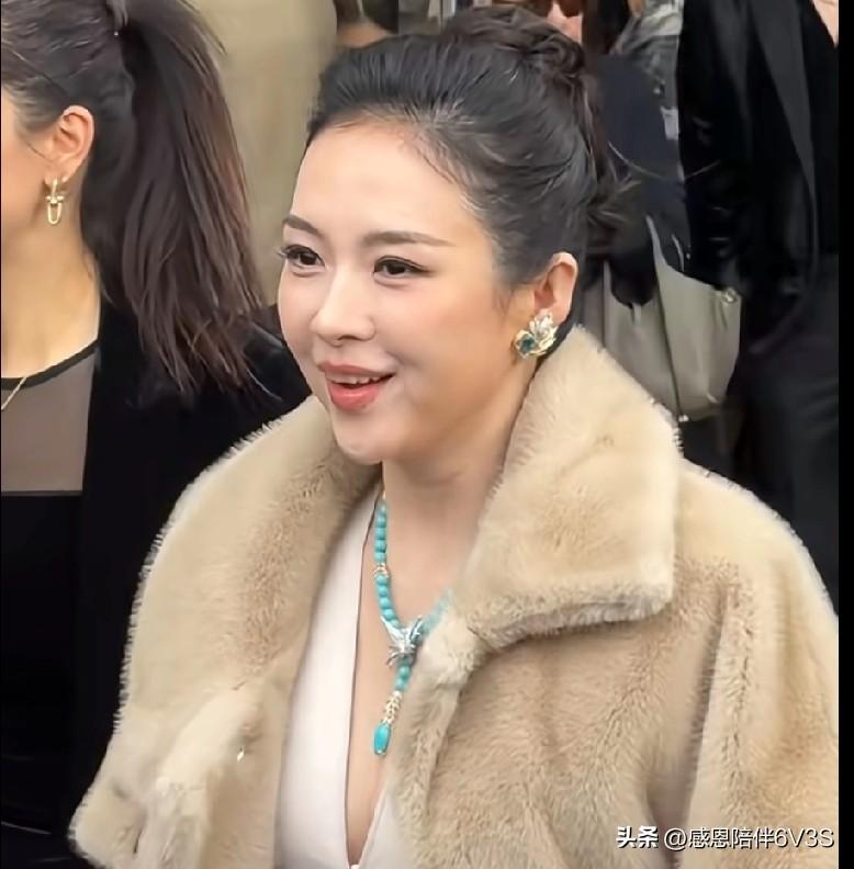 子怡姐这妆是谁化的啊？阴影打得跟要去演反派似的，白白浪费了那张骨相神颜！前几天看