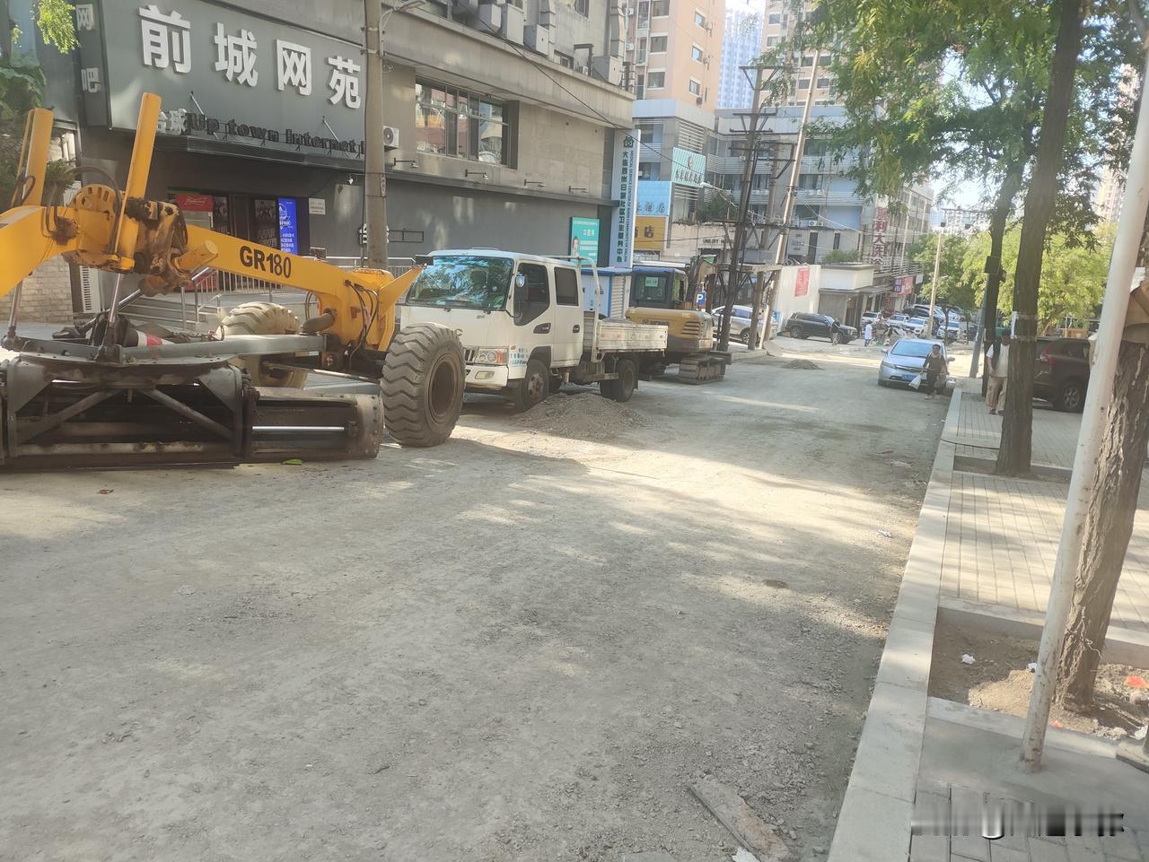 大连英华街封闭施工修路！老牌宾利洗浴重装重启，洗浴行业彻底卷疯了！
 
路过大连