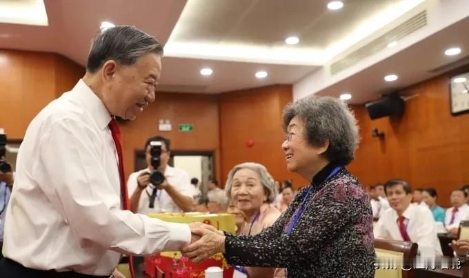 苏林当场质问胡志明市：十年前北京也污染，为什么你们做不到？不能让百姓一直活在污染