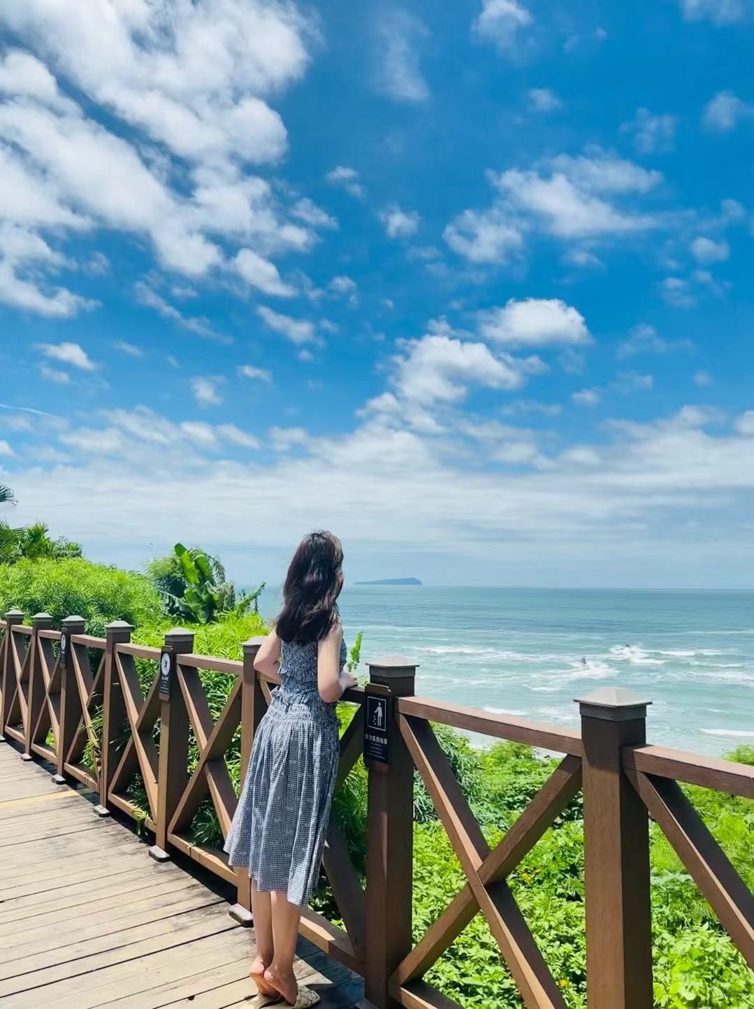 海天一色间，佳人倚栏思。