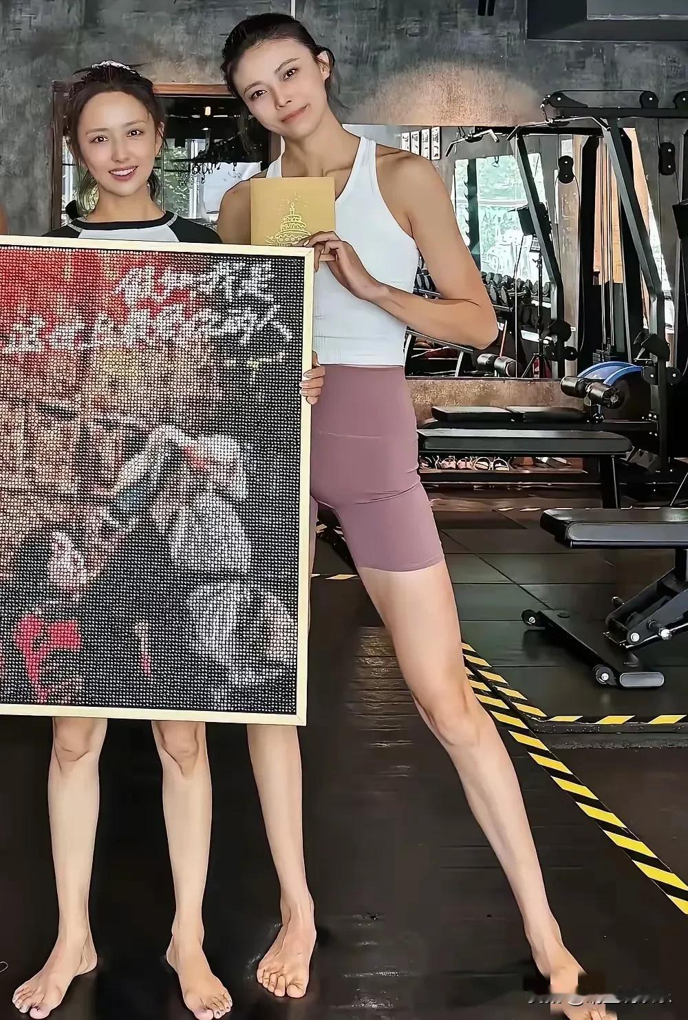 佟丽娅身旁这位女生不当明星可惜了，
颜值身材绝佳，甚至把丫丫都比下去了，
特别是