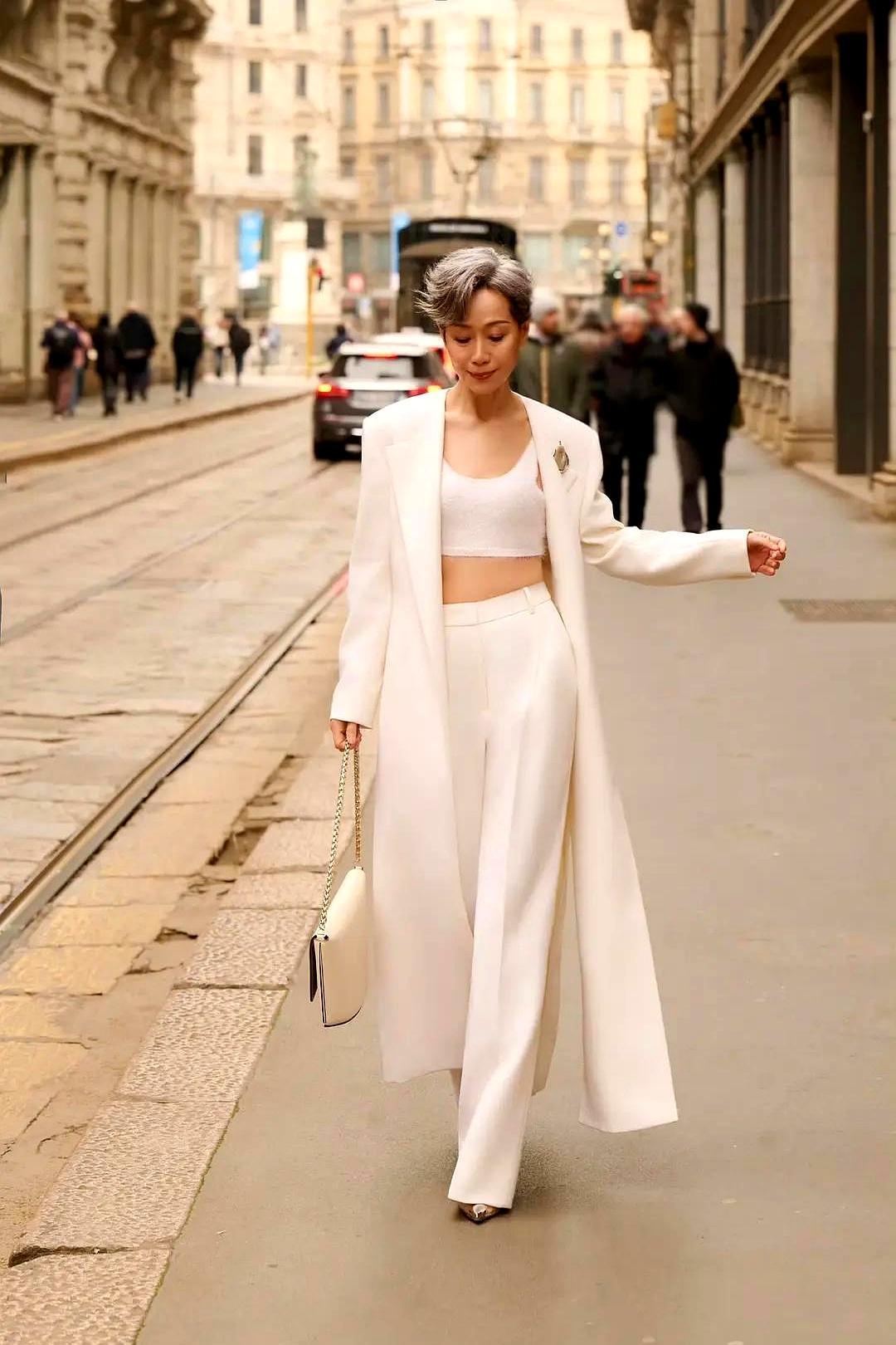 62岁，腰线紧致如少女，她在米兰秀场秒杀了一众年轻面孔。
 
叶童顶着一头银灰短