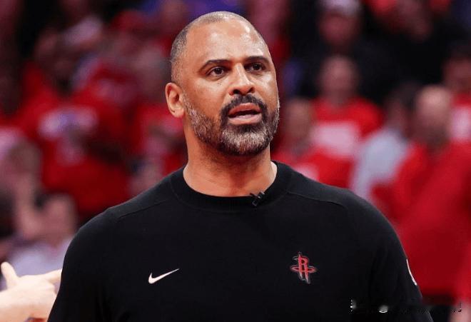 谢泼德还是不断被爵士针对，导致火箭补防和换防都乱了，被一步过，以及需要队友补防和