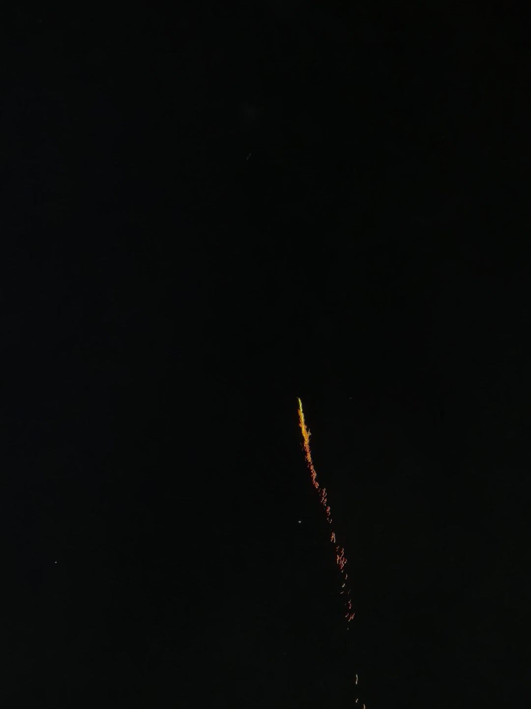 看下大家昨晚拍烟花的照片，隔壁村里放烟花的少很多，拍不出来 