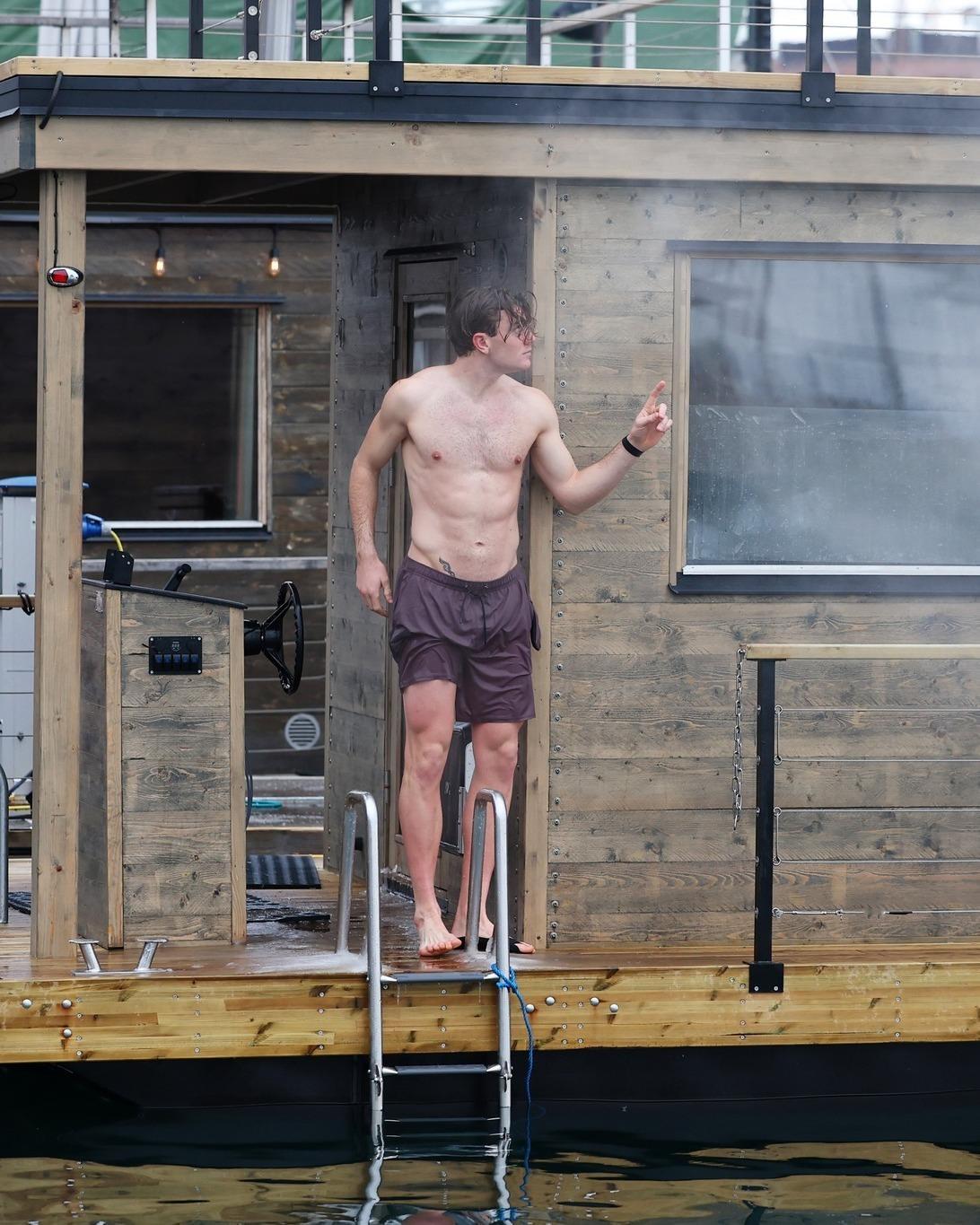 网坛风云 德雷珀率领的英国队还是勇，这大冬天的在奥斯陆海边玩起了冬泳，德雷珀身材