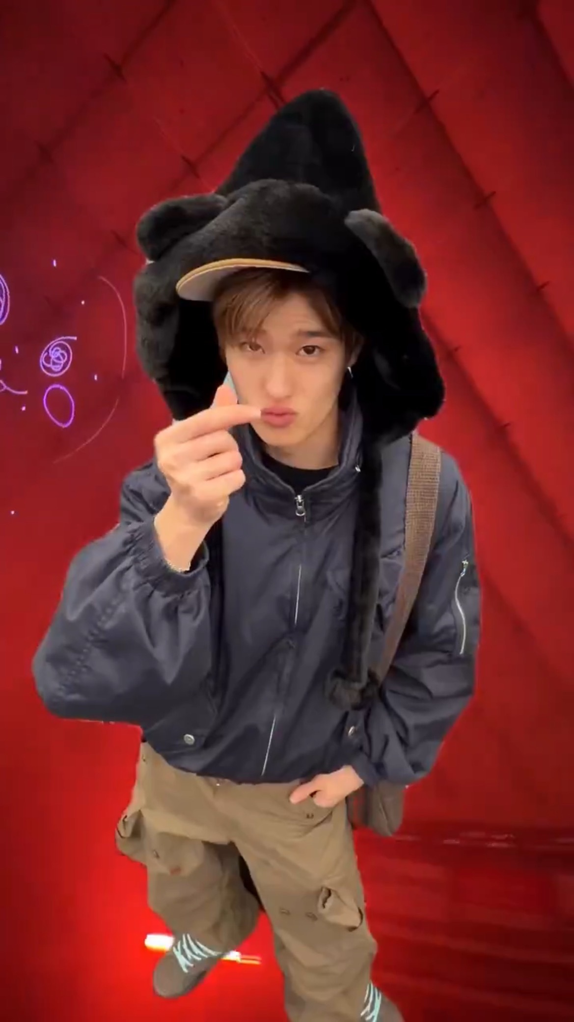 上一秒刚刷到p1这个帖子下一秒就刷到这张图了“令人惊讶的是，你可以在机场免税店买