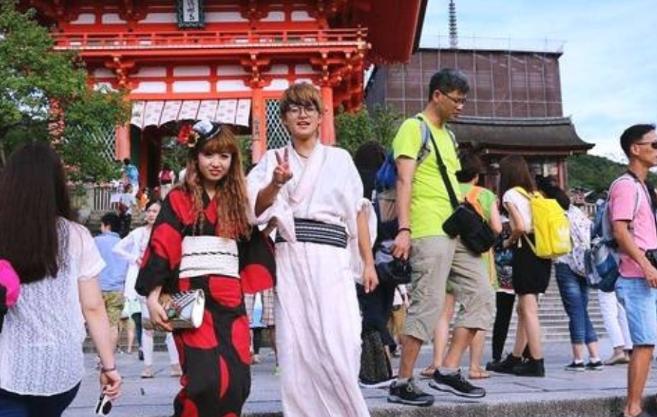 87万中国人定居日本，是当地最大的外籍群体。但实际上，最焦虑的不是日本人，而是那