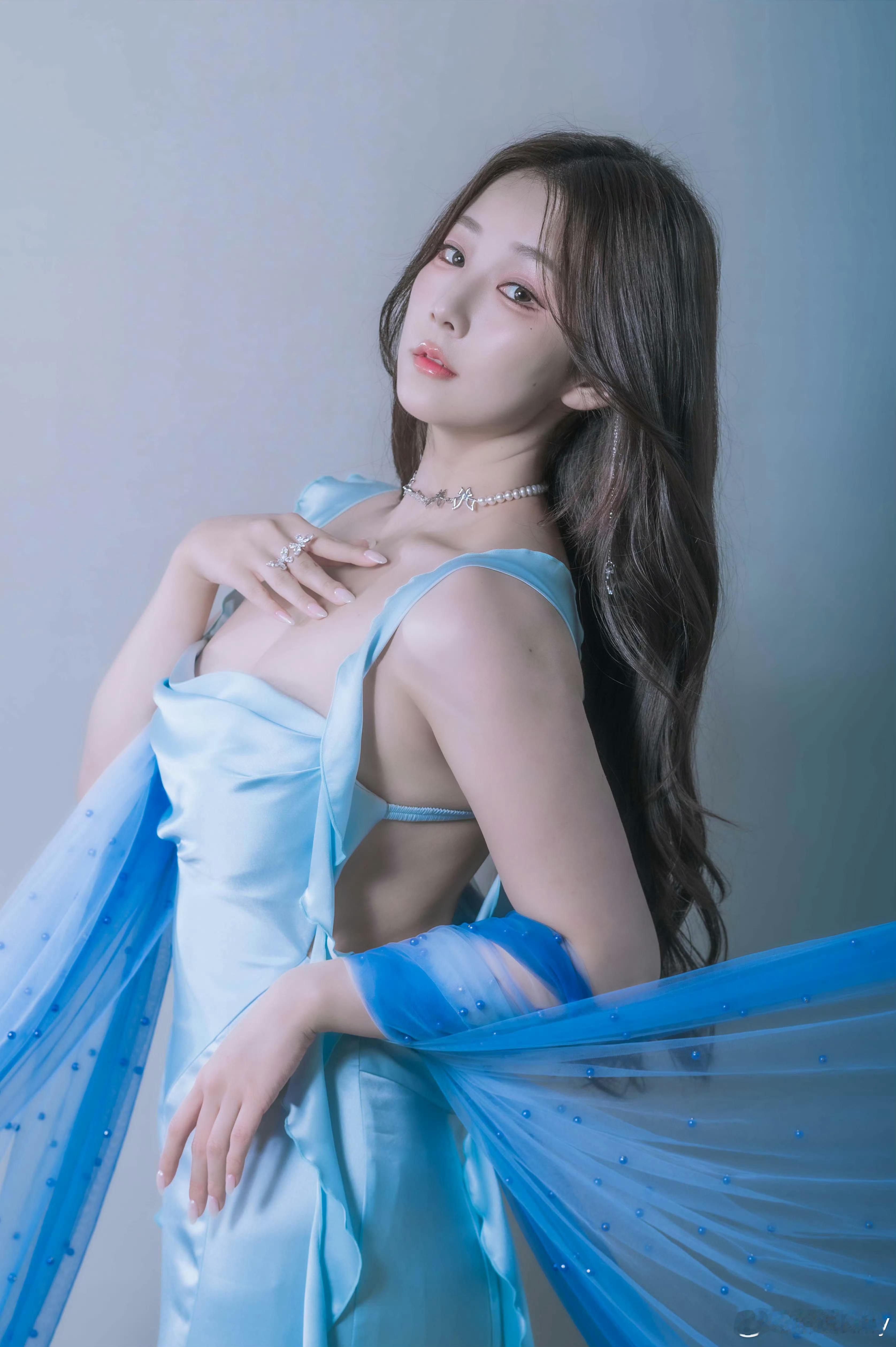 顶级诱惑～解说Kitty晒性感写真照：或许你也喜欢蓝色₊˚ʚ 🫧 ₊˚富有且慷