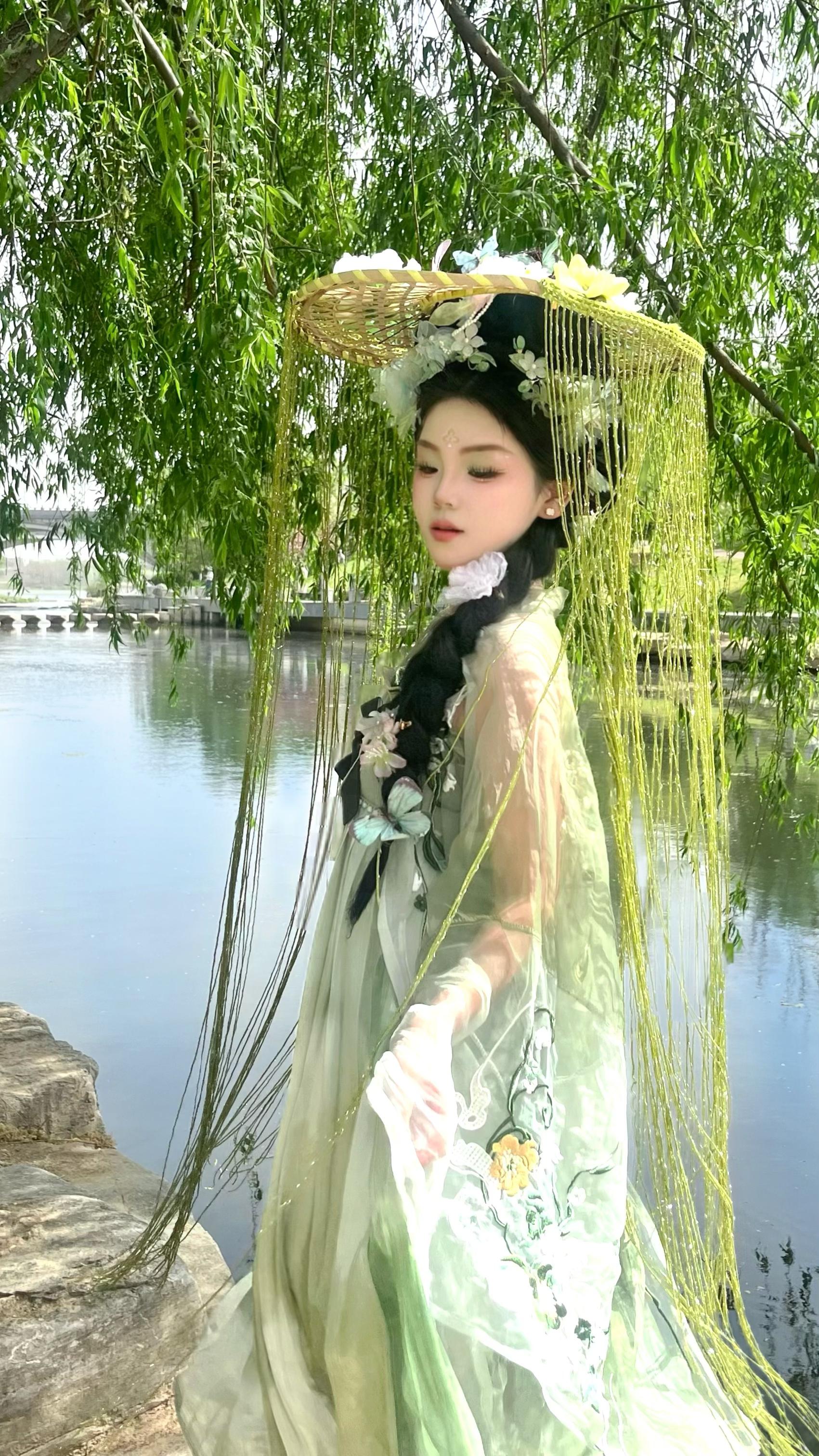 “风吹帷帽三尺纱  半遮春色半遮她”