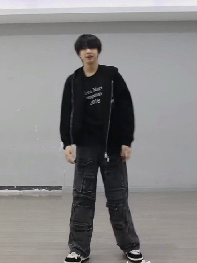 因为左奇函穿了陈奕恒裤子，两边粉丝吵起来了 