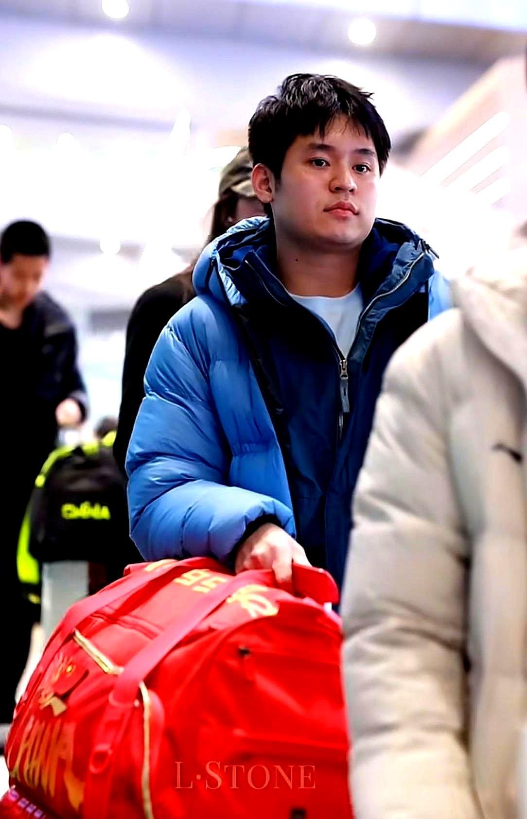 在最该搏命的年纪选择弃赛，国乒小将林诗栋这记刹车踩得极度冷峻。
 
2026年开