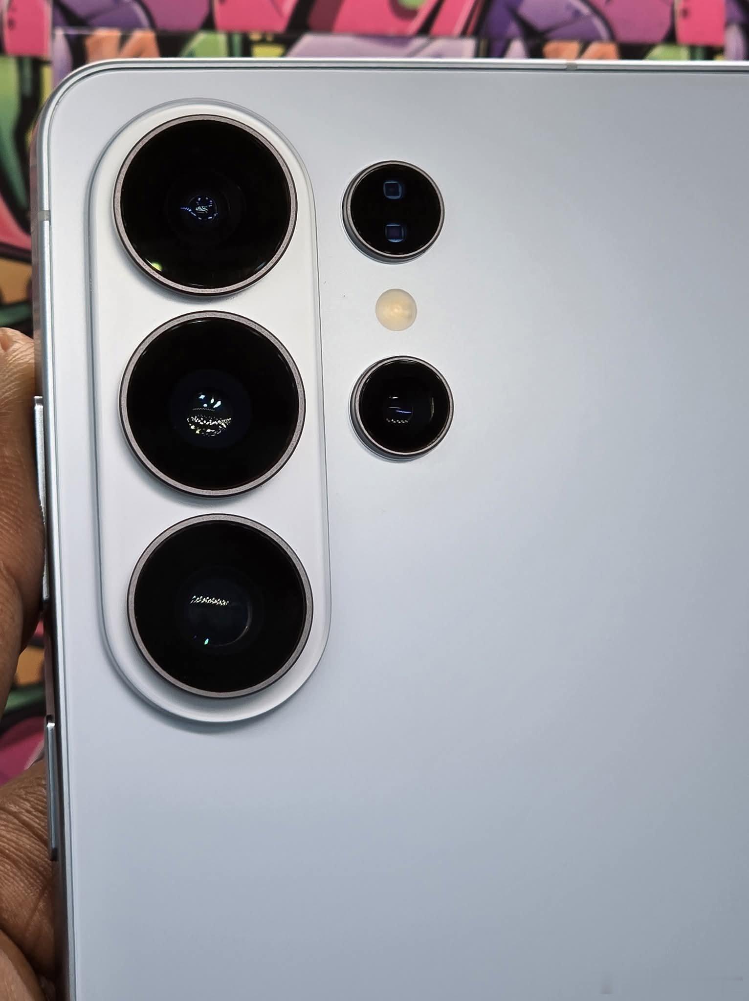 这就是一会儿即将发布的三星Galaxy S26 Ultra真机，实话实说，这外观