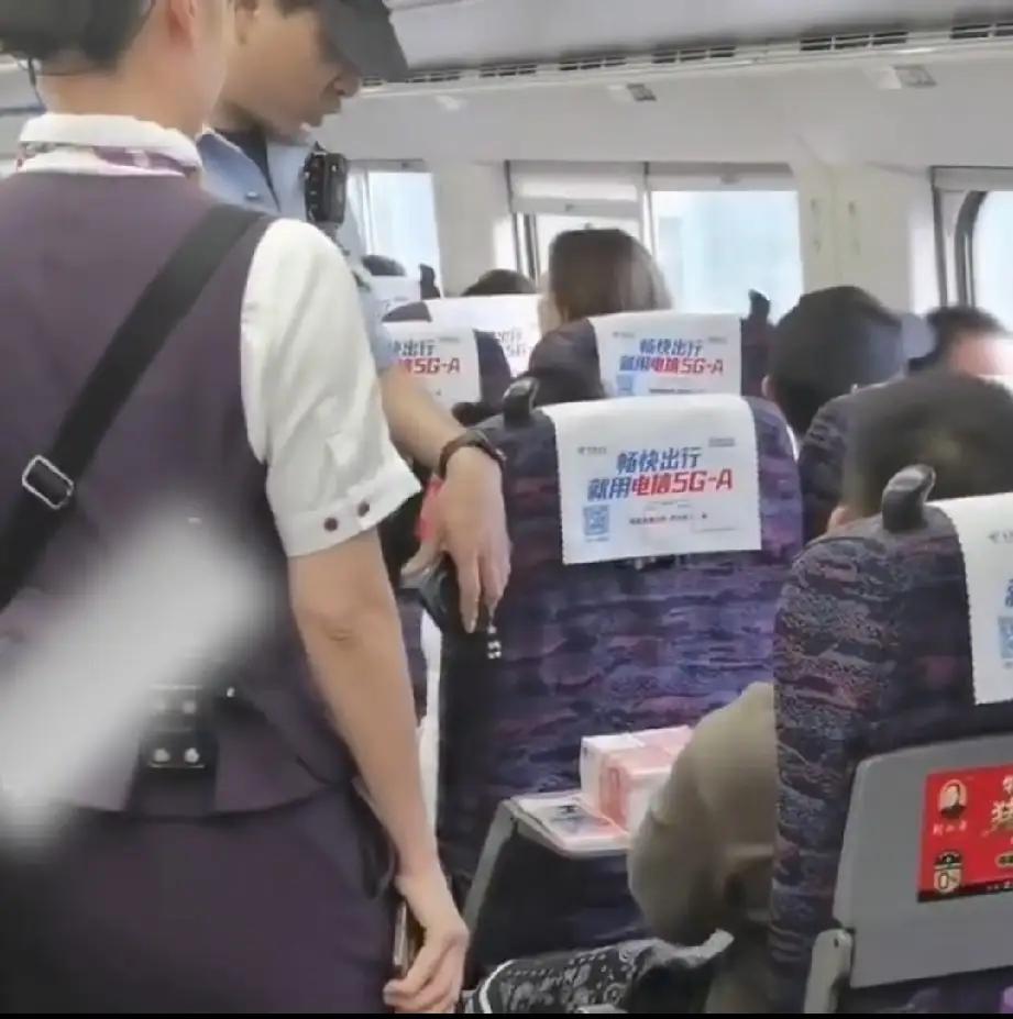 笑死了！

人家敢把成捆的大钞放出来，

还怕别人查他的来历？

这小哥一看就是