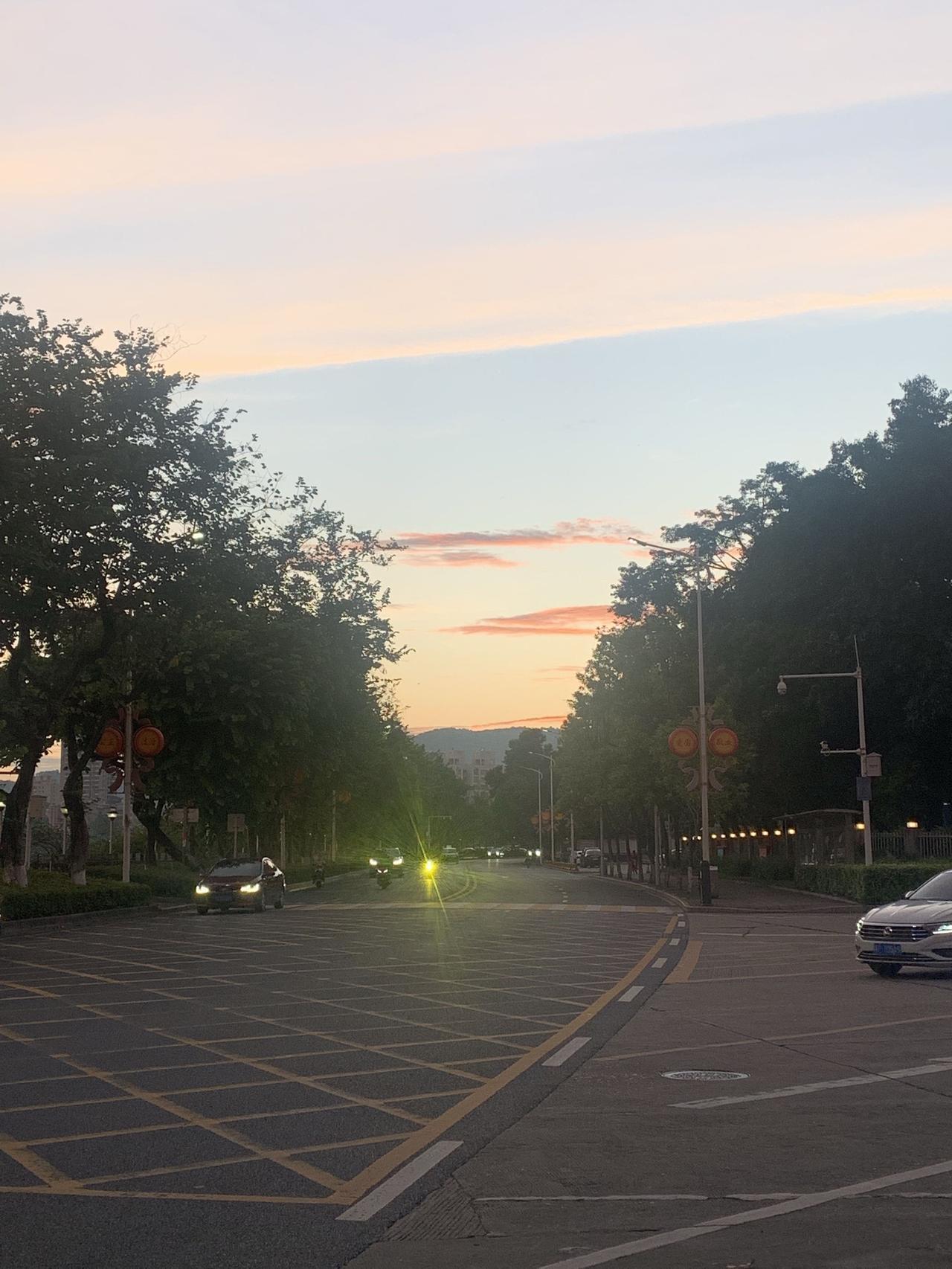 夕阳西下，城市街道的宁静与美丽，大自然孕育出来的最美好时光。
