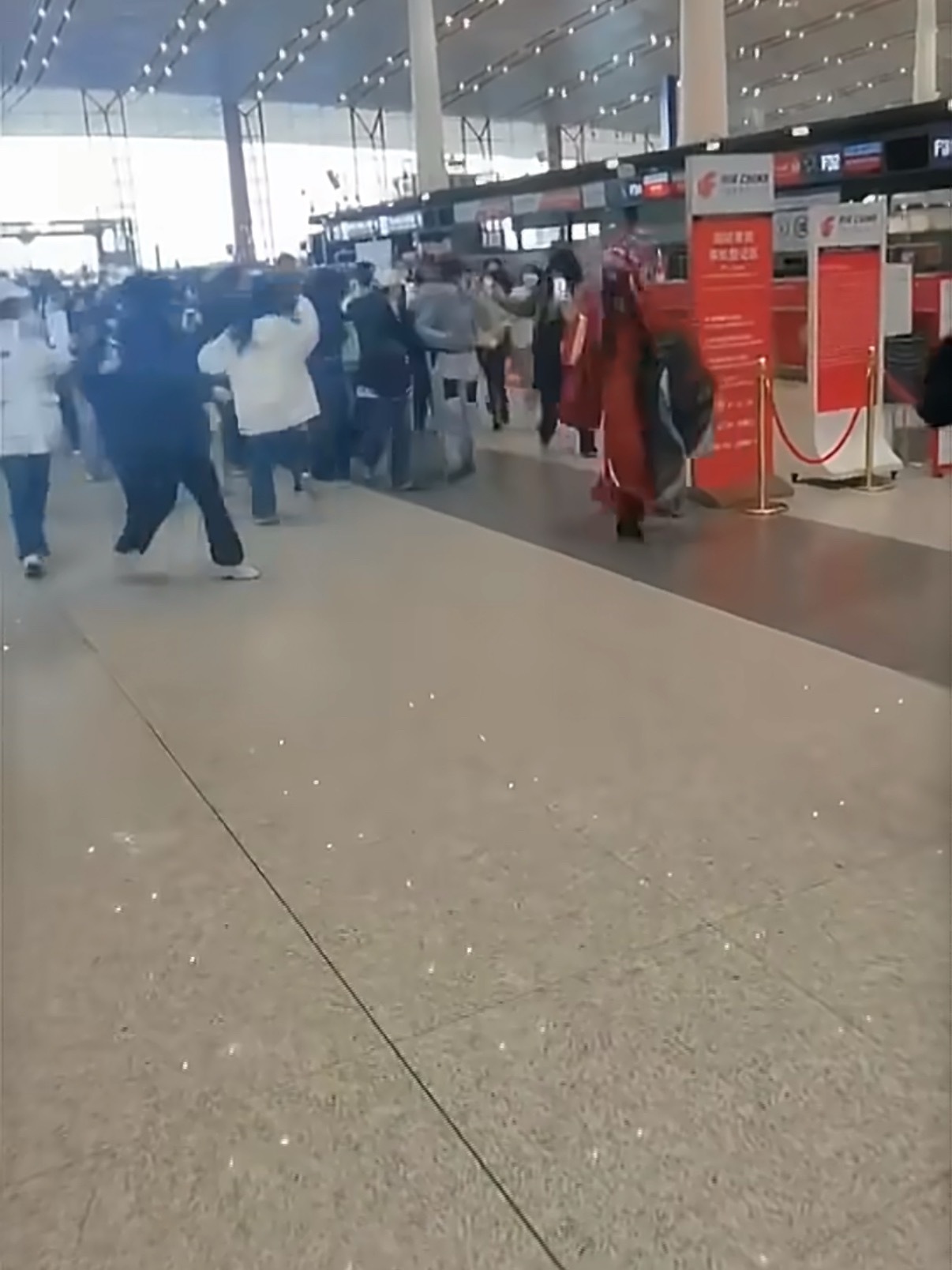 怎么有个财神爷接机穆祉丞妈耶！穆祉丞你也是好起来了，接机都有财神爷在前面啊