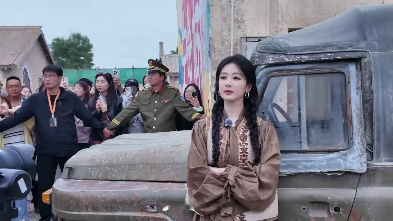 杨紫这酒窝真把我给迷倒了杨紫从小到大都很甜，一笑露出酒窝特别讨喜。每次看到她笑，
