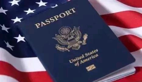 安徽合肥，一男子的儿子考上了外国名牌大学，男子陪读，并且入籍外国。然而等男子回国