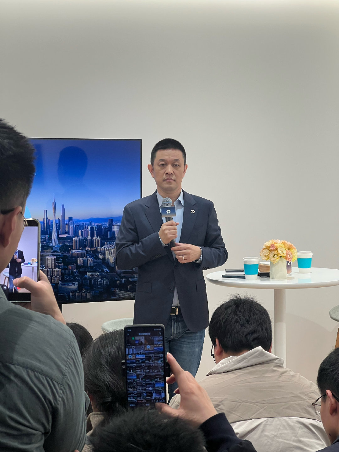 李斌：我们现在出海改模式了。原来都是全直营全体系，确实太花钱了。现在我们就充分运