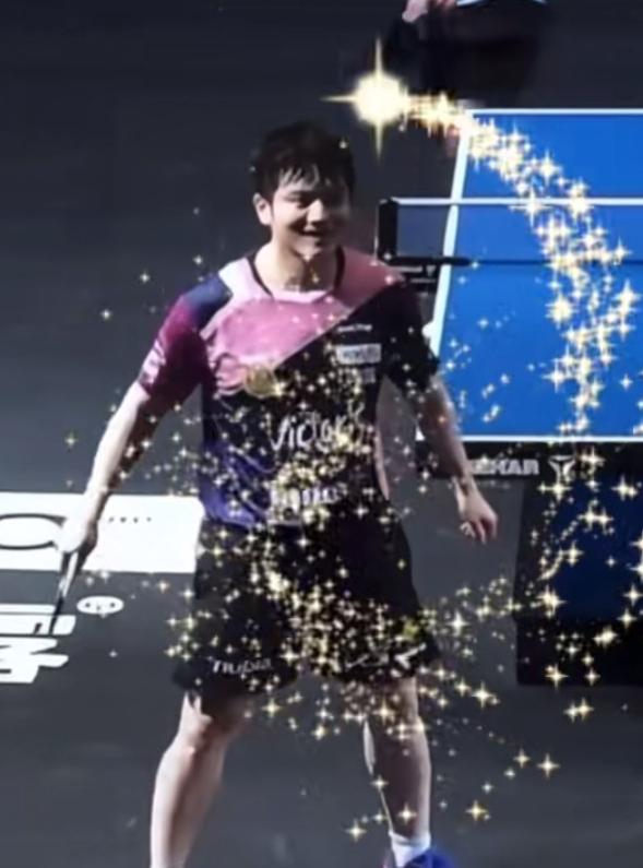 笑死我了，大半夜的真没白熬！

看着樊振东穿着那个粉嫩嫩的球衣出来，本来以为是场