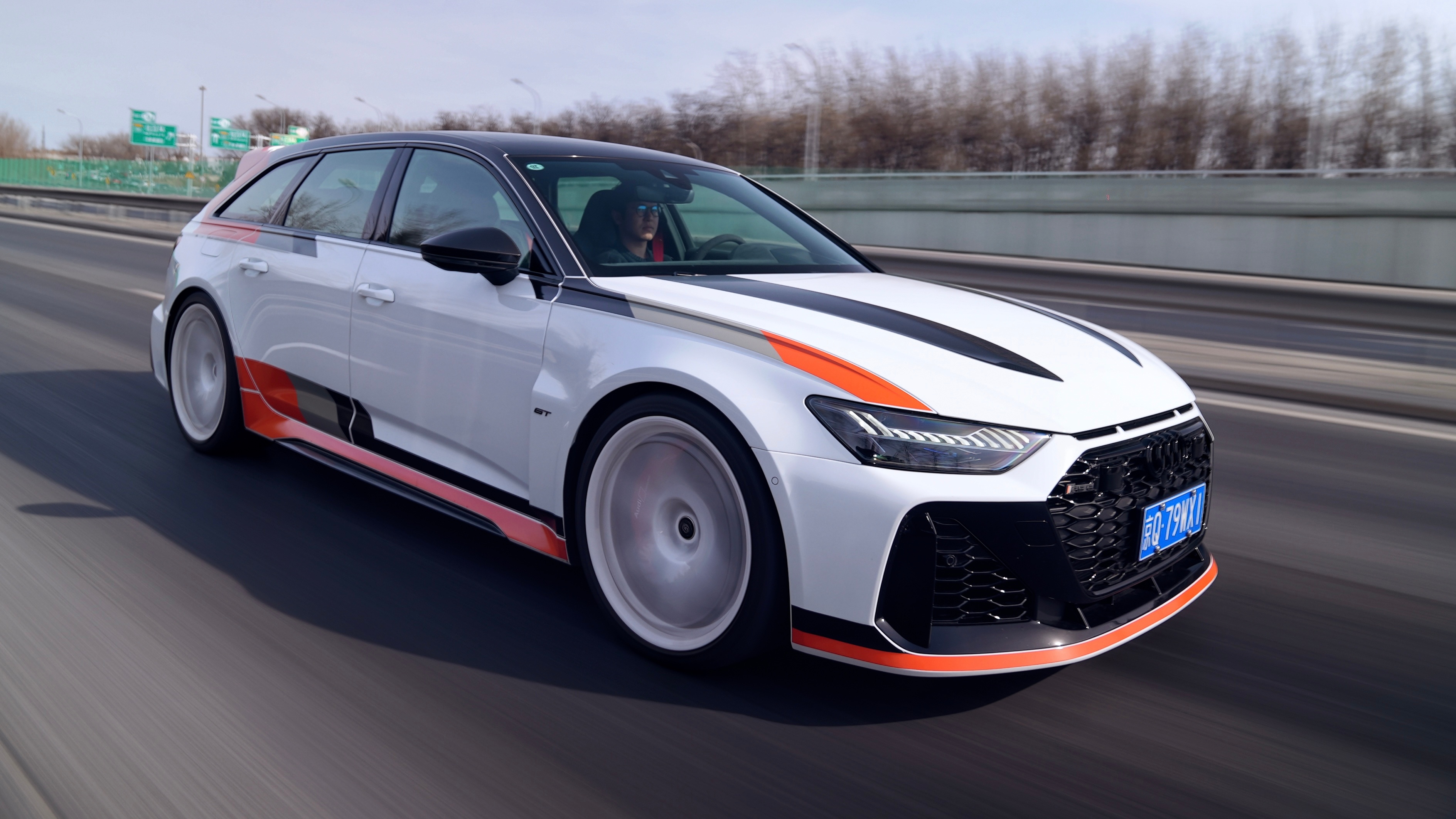 F1上海站P1停车区里，这台奥迪RS 6 Avant GT和超跑们停在一起，气场