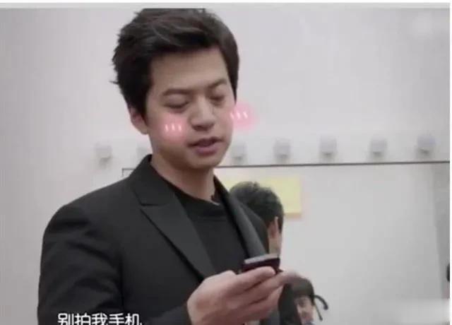 李健终于淘汰用了十多年的诺基亚，选择智能手机了。

最开始为了支持国货，李健买了