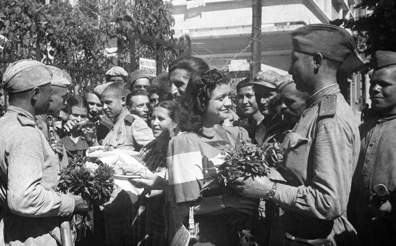 1944年，保加利亚，瓦尔纳市。当地居民迎接他们的解放者——苏联红军战士。
保加
