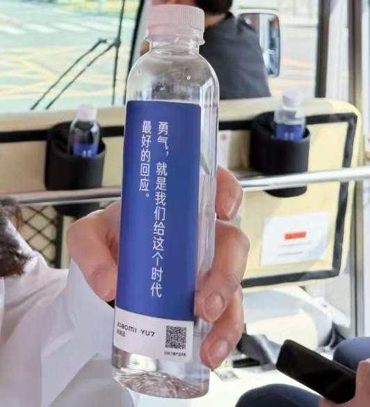 郑丽文被小米矿泉水上的一句话深深感动。
 
在台湾，郑丽文在分享自己大陆行程的时