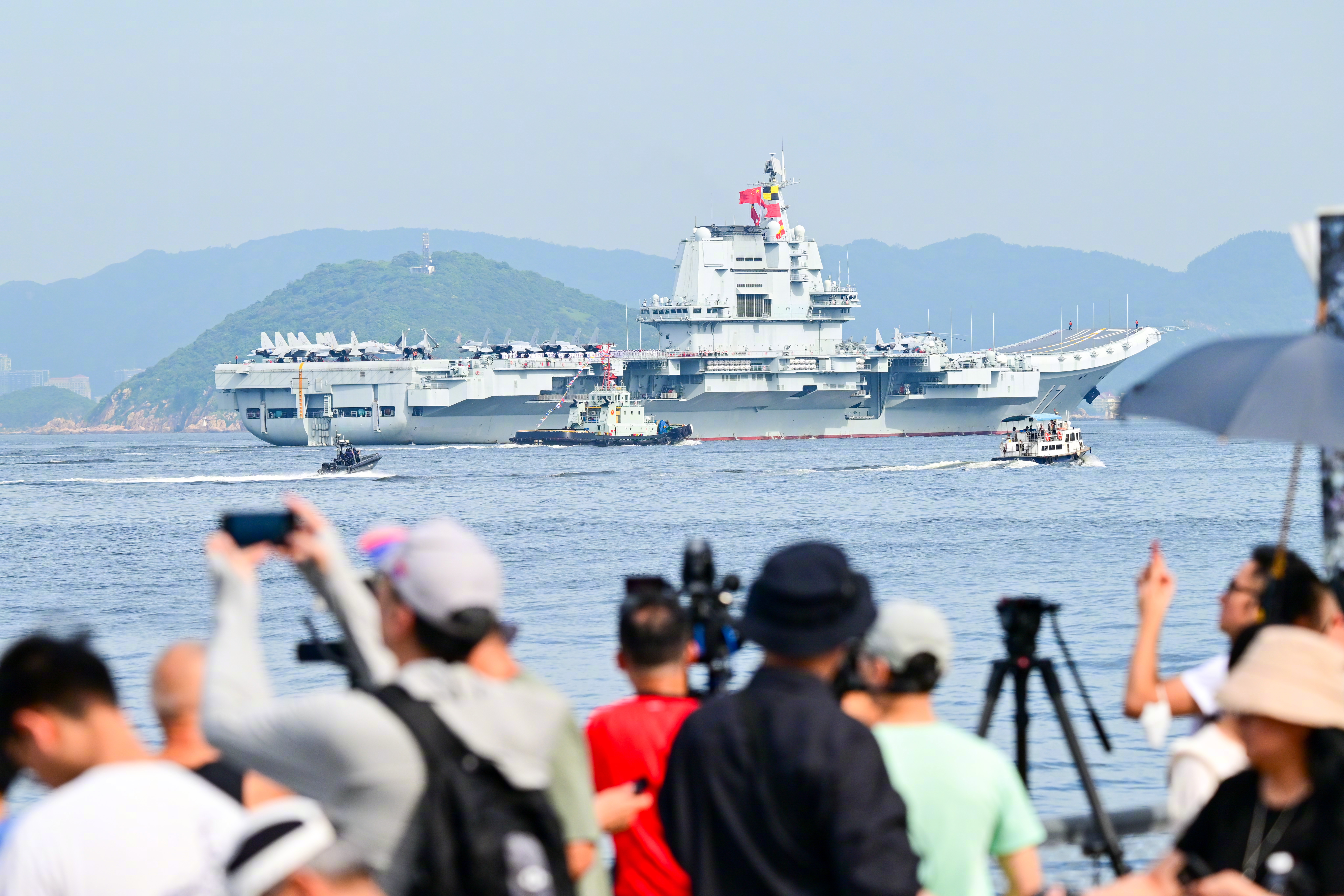 【“有种莫名的兴奋及激动”：#参观山东舰令香港学生感到很震撼#】据香港电台网站7