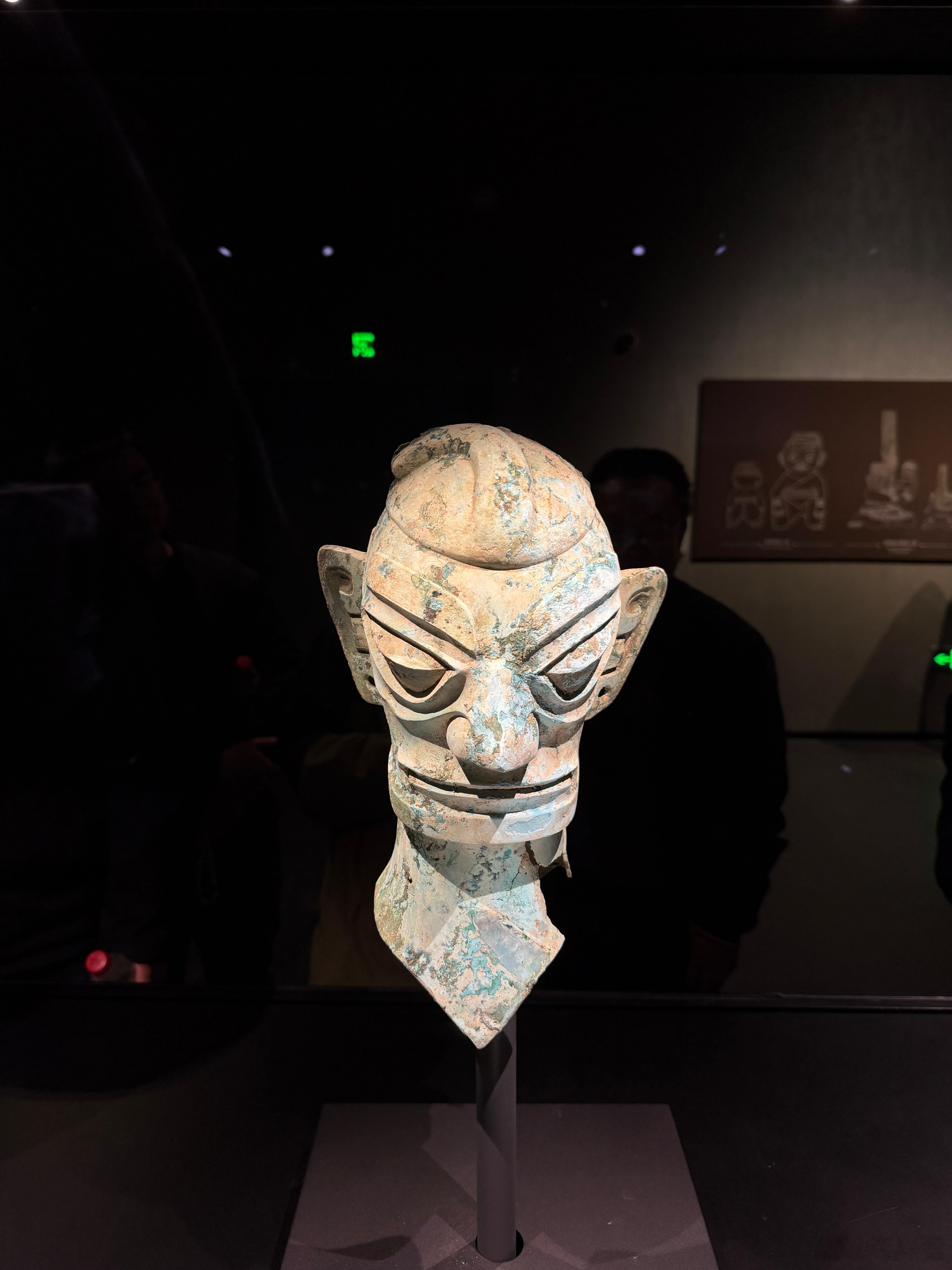 不懂就问，为啥几千年前会造这么多的青铜面具，每个眼睛都是斜斜的，倒是挺有辨识度的