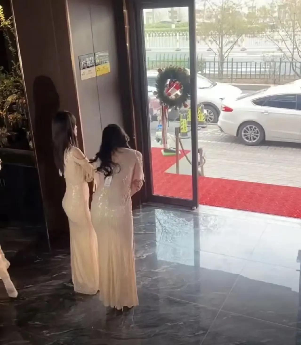 这种片面的看法存在不少误区，咱们可以客观理性拆解一下：
 
1. 门店迎宾只是正