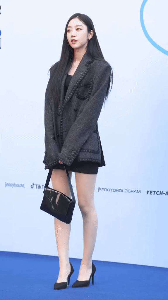 终于明白了包对女人的重要性了，手上多了个包，至少可以多摆10个造型[笑哭]