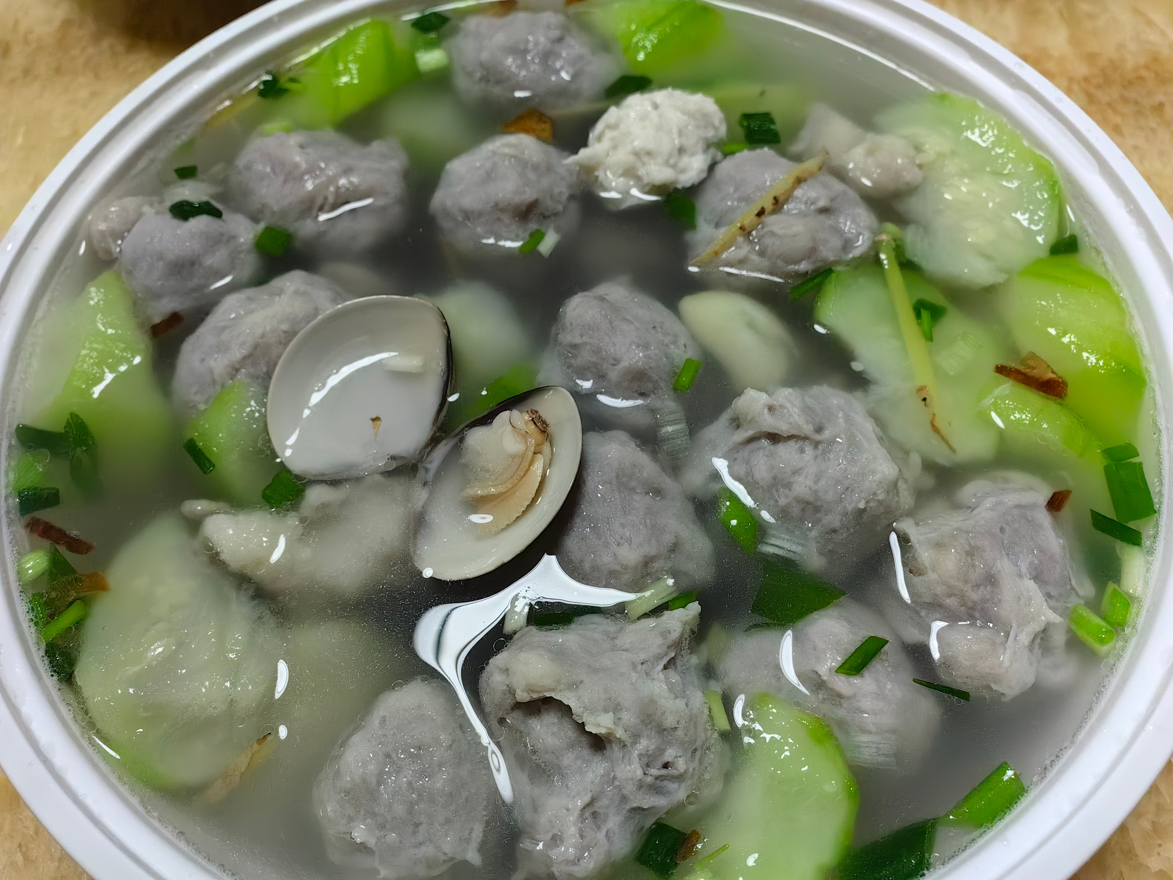 家常菜 白灼虾，伊面，清蒸蟹，虾虾饼，水煮鱼片，鸡爪煲，蒜泥白肉，烤鸭，芋丸海蚌