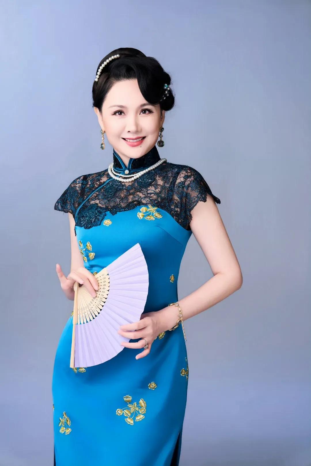 真的被这件旗袍美到了！
鲜亮宝蓝色缎面，金色花卉刺绣精致大气，黑色蕾丝增添一丝柔