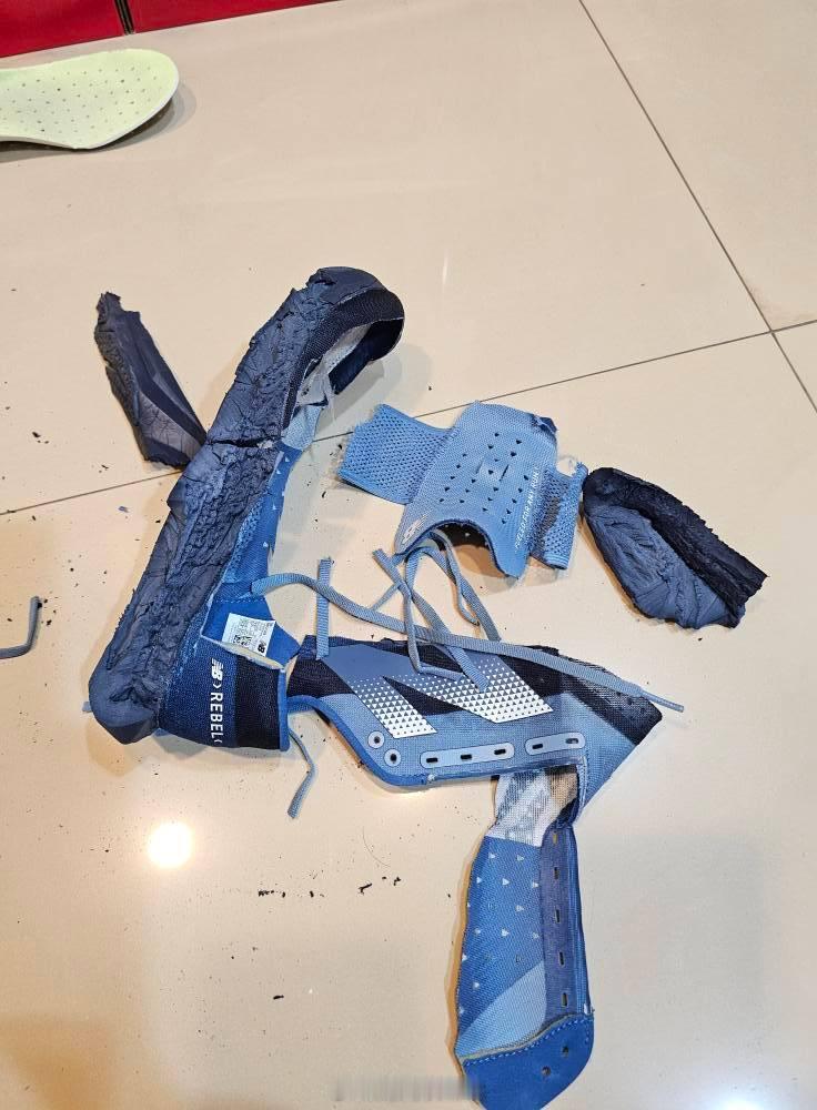 一位自行拆 New Balance Rebel v4 的跑友表示：没想到拆鞋真没