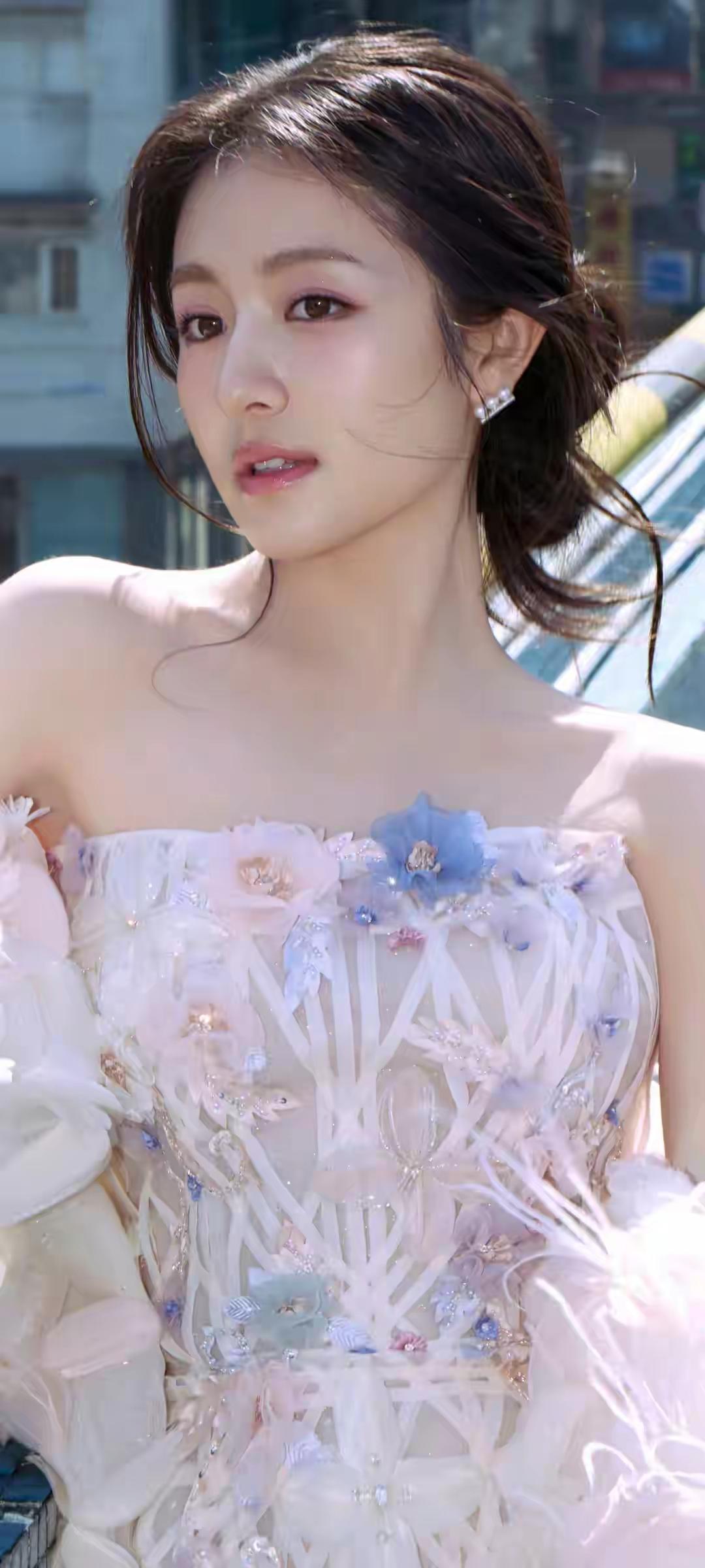 梦幻仙境中的少女，花海中漫步，唯美动人。微胖的女生怎么穿搭才可以遮肉? 谁有花草