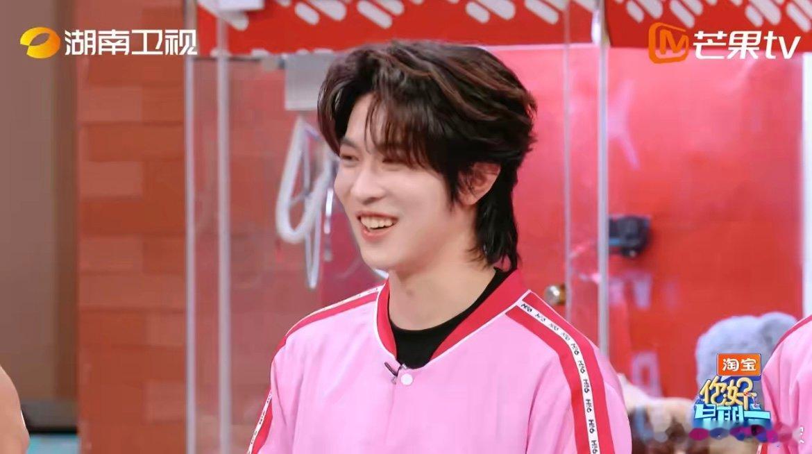 王鹤棣就这么在马伯骞面前反复横跳 小马耍帅不成反被 “怼”！比 3 递暗号遭王鹤