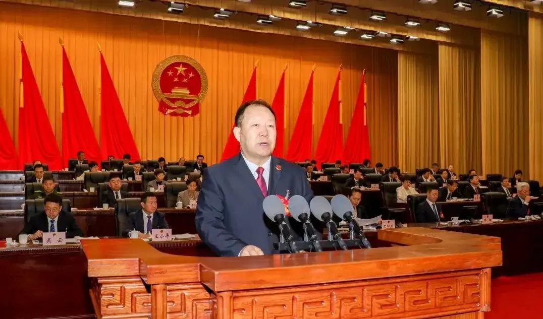 1月27日，鄂尔多斯市第五届人代会第五次会议现场，市检察院检察长曹子刚向大会作检