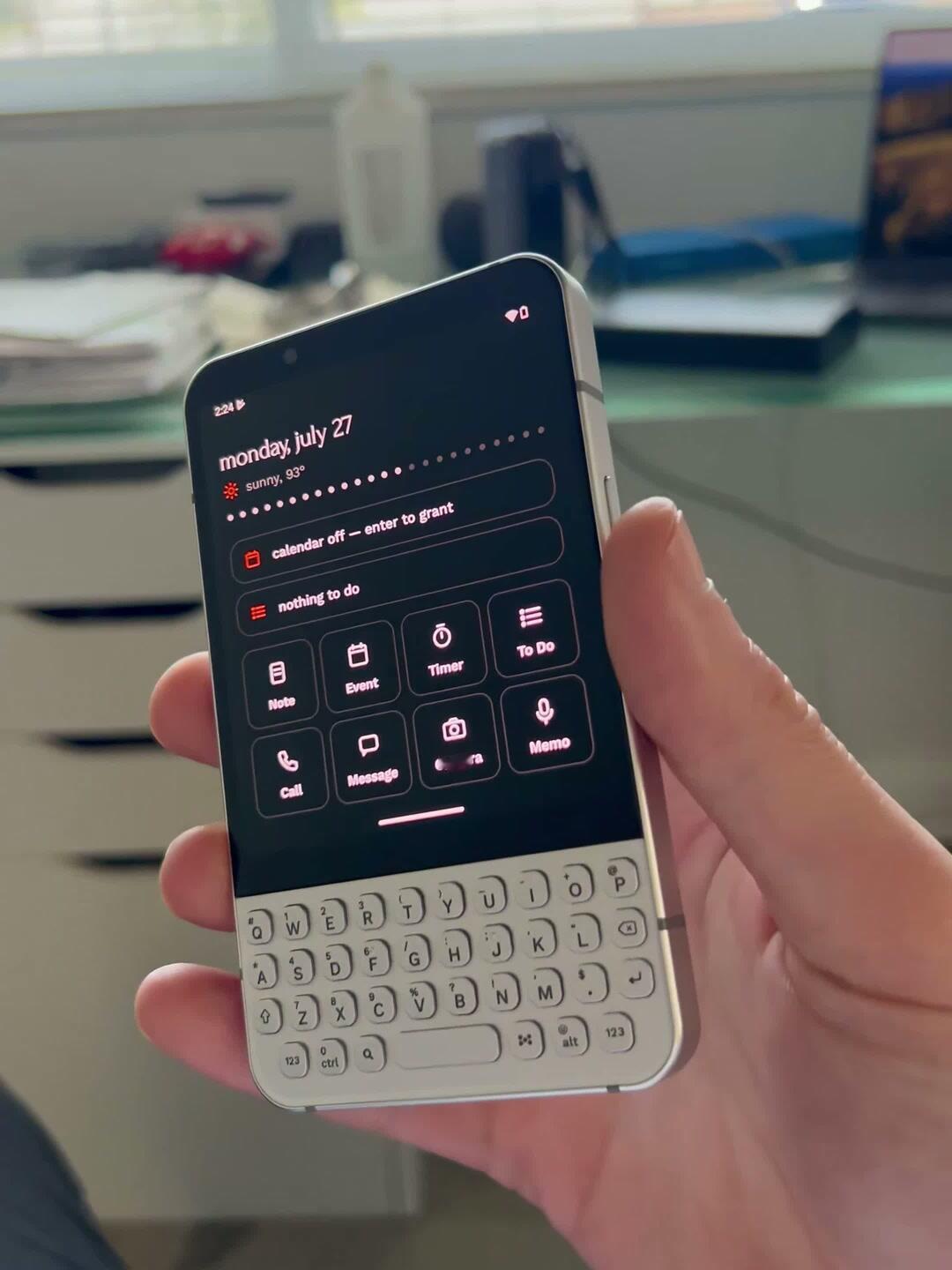 实体键盘重新长回了手机上了Minimal Phone 2金属机身，有银色与黑色两