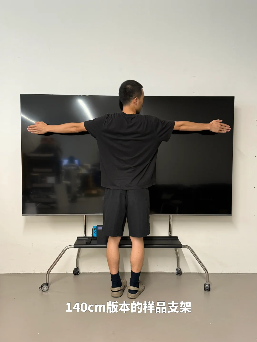 给85寸电视配支架，整体比例蛮要紧的