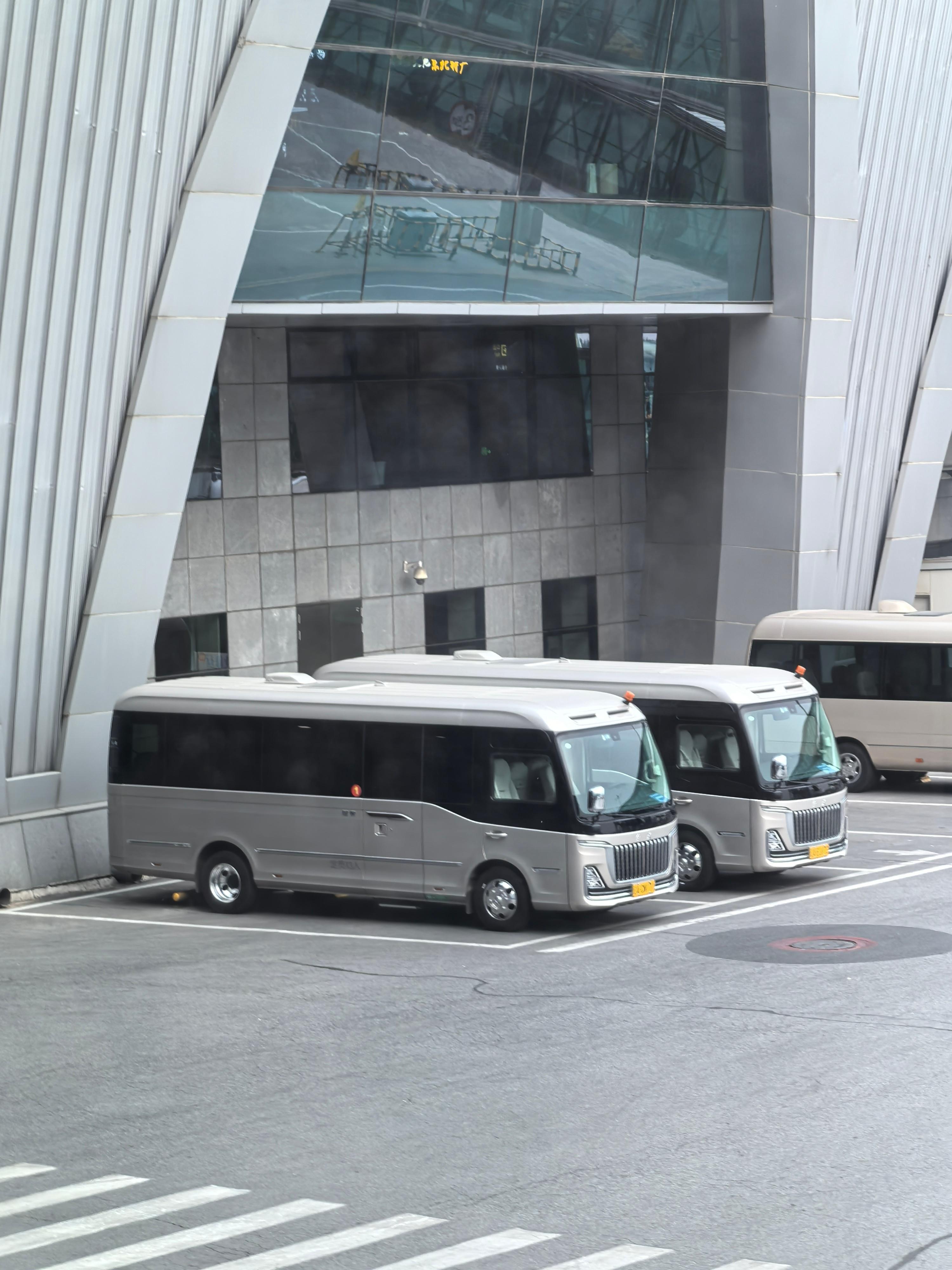 沈阳桃仙机场这个面包车配置挺高吧？ ​​​