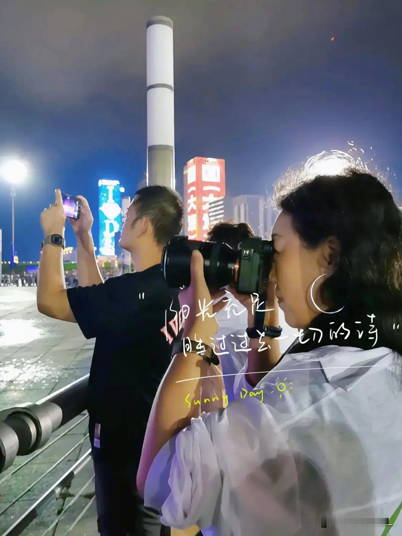一一一起拍摄

一一记录夜晚迷人的灯光秀

一一昨天傍晚拍摄于达沃斯
#秋日生活