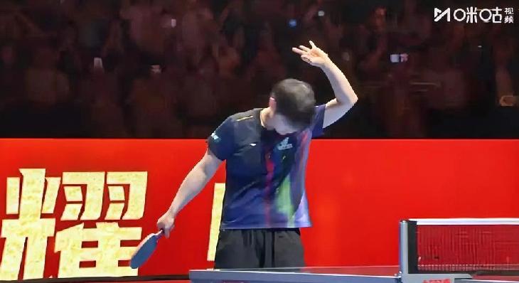 三连冠，
莎莎的手势比出来了，
恭喜孙颖莎她又创造了历史，
这是史无前例的。
