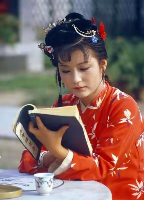玲珑塔，塔玲珑，玲珑宝塔一层层。玲珑塔内坐真人，玲珑塔外假惺惺。真真假假皆幻相，
