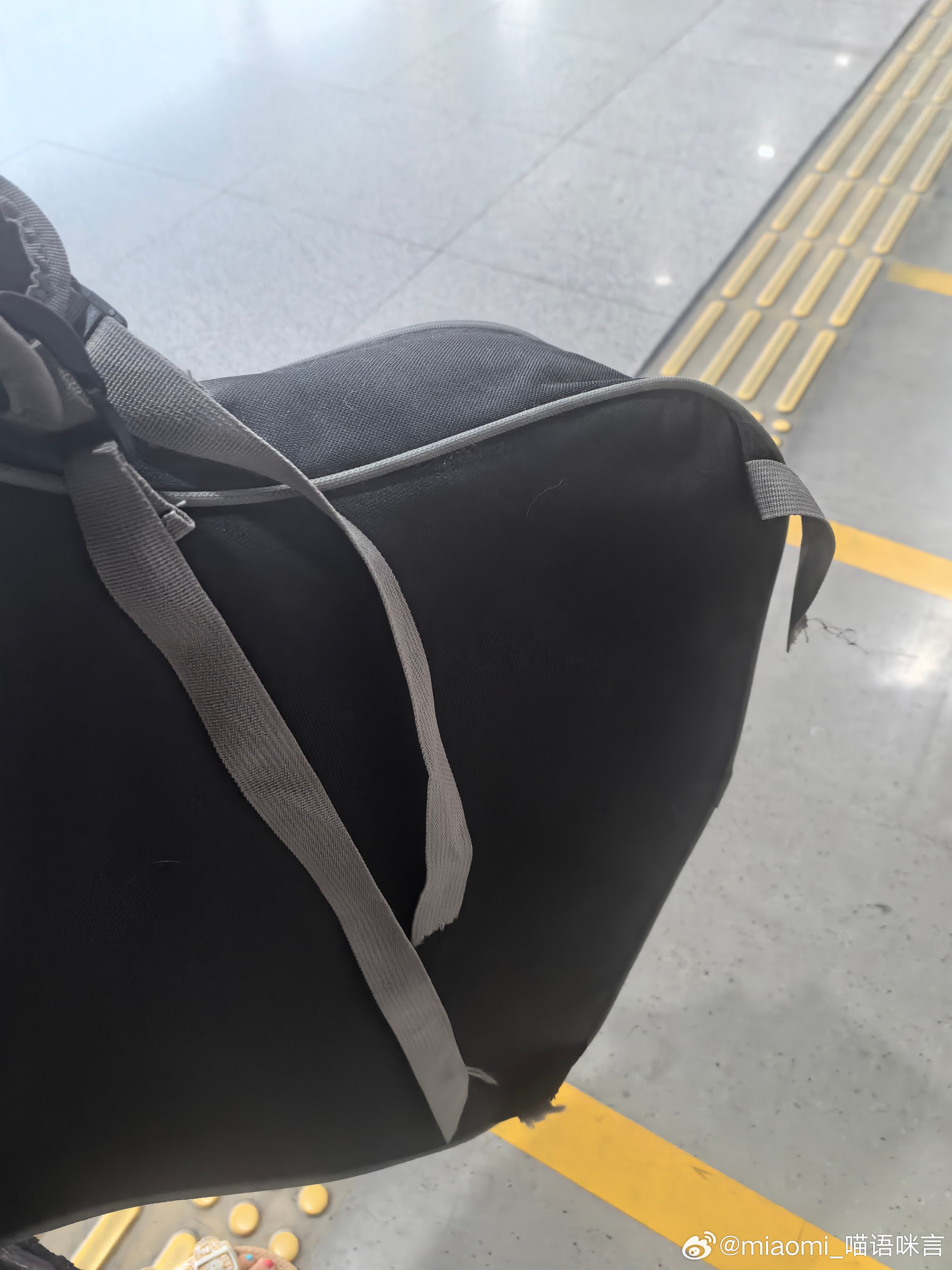 少女乐队饭瘾上来了，报了吉他课开开心心化了妆换了小裙子出门，还没走到地铁站，包两