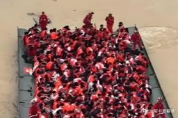 7月9日，在广西贵港市西江教育园区，中国安能专业救援力量用动力舟桥转移广西物流职