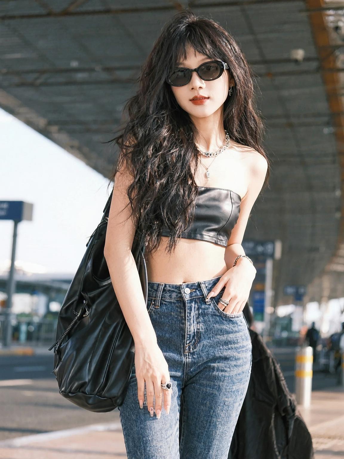 Y2K机场大片 一键解锁我的站姐风大片 晒晒我的年度宝藏妆容 牛仔裤女孩 辣妹穿